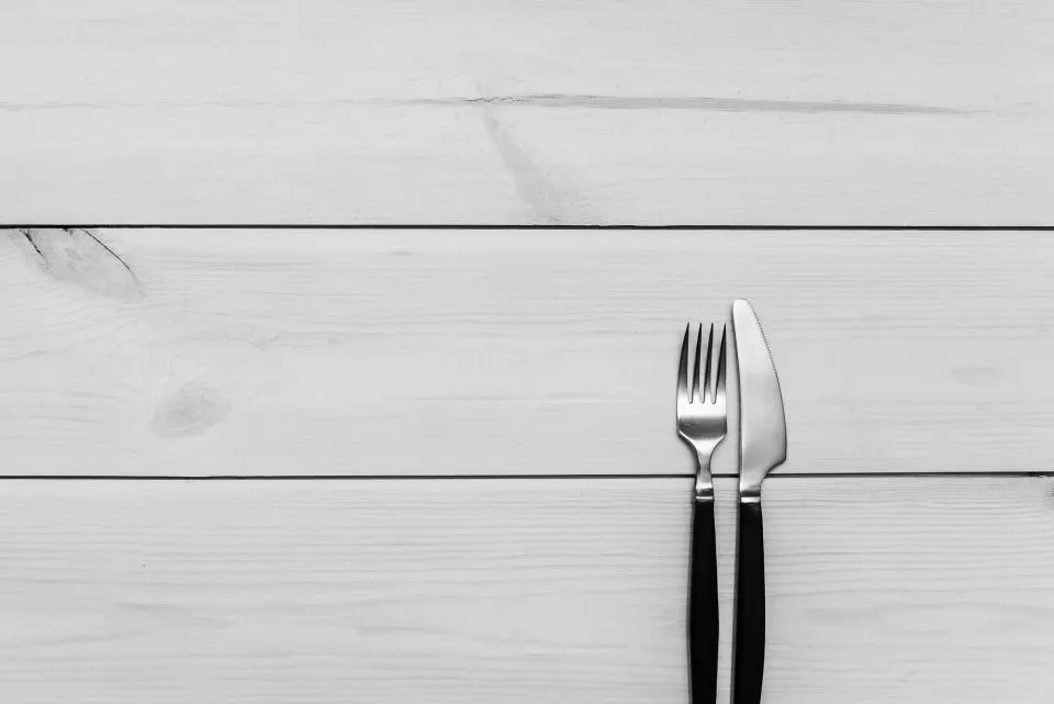 Mesa de cocina preparada para organizar una sesión
